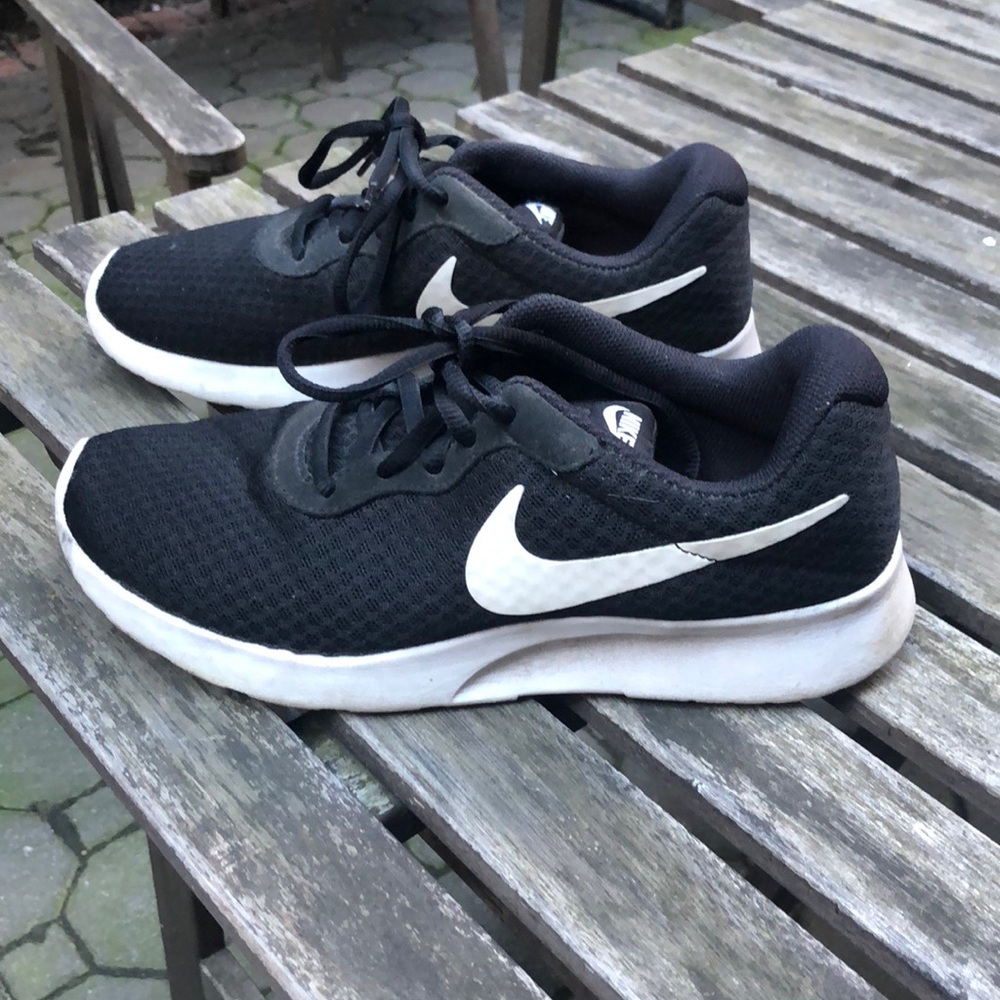 Nike Tanjun sneaker. Women’s size 8
